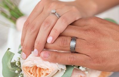 Die Ringe symbolisieren die dauerhafte, kostbare Liebe.